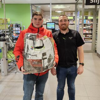 Werner Addink ontvangst 1e periodeprijs PLUS Toto

Als winnaar van de 1e periode van de PLUS Toto mocht Werner Addink vanavond de periodeprijs in ontvangst nemen. 

De fraaie prijs – een door @pluswichersschreur samengesteld Maarkels pakket – zit vol heerlijke streekproducten en andere lekkernijen.

Werner, van harte gefeliciteerd met deze welverdiende prijs!