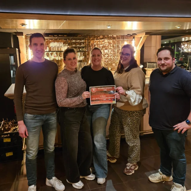De Supportersvereniging FC Twente Markelo heeft in het kader van de jaarlijkse December Donatie een mooie bijdrage geleverd aan de organisatie van de @avondvierdaagsemarkelo. Deze donatie benadrukt opnieuw de betrokkenheid bij lokale initiatieven en verenigingen.

Zoals ieder seizoen is tijdens de laatste thuiswedstrijd van FC Twente geld ingezameld voor een goed doel uit Markelo en omgeving. Na de wedstrijd FC Twente – Go Ahead Eagles ging in de bussen de bekende pet rond, wat samen met een extra bijdrage van de supportersvereniging resulteerde in een totaalbedrag van €755,14.

De cheque werd deze week namens onze supportersvereniging overhandigd aan de organisatie van de Avond4Daagse Markelo. Met de December Donatie blijven wij ons inzetten voor de Markelose gemeenschap en ondersteunen we initiatieven die zorgen voor verbinding en plezier in het dorp.