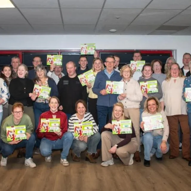 De Supportersvereniging FC Twente Markelo heeft gisteren bij de uitreiking van de B-tjes actie een cheque in ontvangst mogen nemen met een mooi bedrag van € 275,81!

Dank aan @pluswichersschreur voor de bijdrage en aan iedereen die met de B’tjes heeft meegespaard!